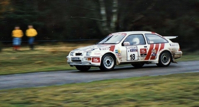 Jimmy McRae - Ian Grindrod
36º Lombard RAC Rally 1987. Ford Sierra RS Cosworth (D418 SVW). Clasificado 3º.

Del 22 al 25 de Noviembre, Chester, Inglaterra.
Superficie: tierra.
El Rally tenia un total de 2623.92 Km de los que 513.29 Km divididos en 48 tramos eran especiales, (uno de ellos fue cancelado SS22 Hafren Forest 3 de 19.42 Km).
Se inscribieron 176 equipos, tomaron la salida 165, finalizaron 83.@
Palabras clave: Jimmy_McRae;Ford;Sierra;Cosworth;Gran_Bretaña;1987;RAC_Rally;Lombard;Inglaterra