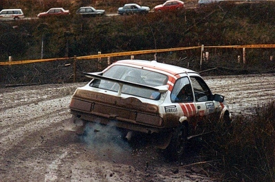 Jimmy McRae - Ian Grindrod
36º Lombard RAC Rally 1987. Ford Sierra RS Cosworth (D418 SVW). Clasificado 3º.

Del 22 al 25 de Noviembre, Chester, Inglaterra.
Superficie: tierra.

El Rally tenia un total de 2623.92 Km de los que 513.29 Km divididos en 48 tramos eran especiales, (uno de ellos fue cancelado SS22 Hafren Forest 3 de 19.42 Km).

Se inscribieron 176 equipos, tomaron la salida 165, finalizaron 83.@
Palabras clave: Jimmy_McRae;Ford;Sierra;Cosworth;Gran_Bretaña;1987;RAC_Rally;Lombard;Inglaterra