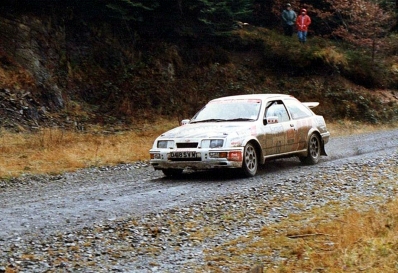 Jimmy McRae - Ian Grindrod
36º Lombard RAC Rally 1987. Ford Sierra RS Cosworth (D418 SVW). Clasificado 3º.

Del 22 al 25 de Noviembre, Chester, Inglaterra.
Superficie: tierra.
El Rally tenia un total de 2623.92 Km de los que 513.29 Km divididos en 48 tramos eran especiales, (uno de ellos fue cancelado SS22 Hafren Forest 3 de 19.42 Km).
Se inscribieron 176 equipos, tomaron la salida 165, finalizaron 83.@
Palabras clave: Jimmy_McRae;Ford;Sierra;Cosworth;Gran_Bretaña;1987;RAC_Rally;Lombard;Inglaterra