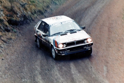 Mikael Ericsson - Claes Billstam
36º Lombard RAC Rally 1987. Lancia Delta HF 4WD (TO 88190F). Clasificado 4º.

Del 22 al 25 de Noviembre, Chester, Inglaterra.
Superficie: tierra.

El Rally tenia un total de 2623.92 Km de los que 513.29 Km divididos en 48 tramos eran especiales, (uno de ellos fue cancelado SS22 Hafren Forest 3 de 19.42 Km).

Se inscribieron 176 equipos, tomaron la salida 165, finalizaron 83.@
Palabras clave: ;Lancia;Delta;Gran_Bretaña;1987;RAC_Rally;Lombard;Inglaterra