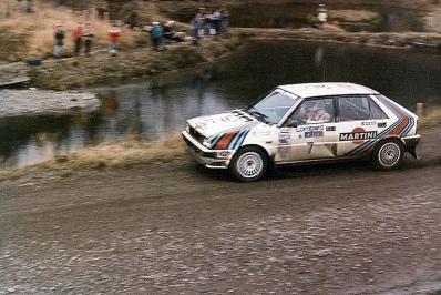 Mikael Ericsson - Claes Billstam
36º Lombard RAC Rally 1987. Lancia Delta HF 4WD (TO 88190F). Clasificado 4º.

Del 22 al 25 de Noviembre, Chester, Inglaterra.
Superficie: tierra.

El Rally tenia un total de 2623.92 Km de los que 513.29 Km divididos en 48 tramos eran especiales, (uno de ellos fue cancelado SS22 Hafren Forest 3 de 19.42 Km).

Se inscribieron 176 equipos, tomaron la salida 165, finalizaron 83.@
Palabras clave: ;Lancia;Delta;Gran_Bretaña;1987;RAC_Rally;Lombard;Inglaterra