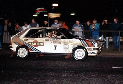 Mikael Ericsson - Claes Billstam
36º Lombard RAC Rally 1987. Lancia Delta HF 4WD (TO 88190F). Clasificado 4º.

Del 22 al 25 de Noviembre, Chester, Inglaterra.
Superficie: tierra.

El Rally tenia un total de 2623.92 Km de los que 513.29 Km divididos en 48 tramos eran especiales, (uno de ellos fue cancelado SS22 Hafren Forest 3 de 19.42 Km).

Se inscribieron 176 equipos, tomaron la salida 165, finalizaron 83.@
Palabras clave: ;Lancia;Delta;Gran_Bretaña;1987;RAC_Rally;Lombard;Inglaterra