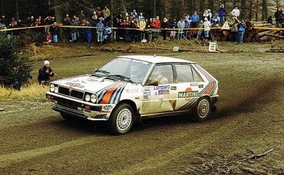 Mikael Ericsson - Claes Billstam
36º Lombard RAC Rally 1987. Lancia Delta HF 4WD (TO 88190F). Clasificado 4º.

Del 22 al 25 de Noviembre, Chester, Inglaterra.
Superficie: tierra.

El Rally tenia un total de 2623.92 Km de los que 513.29 Km divididos en 48 tramos eran especiales, (uno de ellos fue cancelado SS22 Hafren Forest 3 de 19.42 Km).

Se inscribieron 176 equipos, tomaron la salida 165, finalizaron 83.@
Palabras clave: ;Lancia;Delta;Gran_Bretaña;1987;RAC_Rally;Lombard;Inglaterra