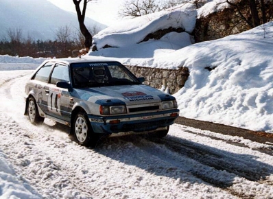 Ingvar Carlsson - Per Carlsson
55º Rallye Atomobile de Monte-Carlo 1987. Mazda 323 4WD (GJJ 021). Clasificado 4º.

Del 17 al 22 de Enero, Monte-Carlo.
Superficie: asfalto - nieve.

El Rally tenia un total de 3162.00 km de los que 593.45 km divididos en 26 tramos eran especiales, (1 de ellos fue cancelado SS3 Les Egats - St. Luce de 13.50 Km).

Se inscribieron 163 equipos, tomaron la salida 160, finalizaron 93.@
Palabras clave: ;Mazda;4WD;Montecarlo;1987;Nieve