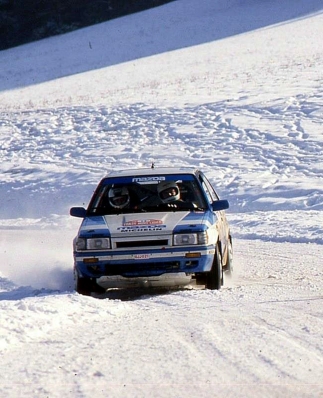 Ingvar Carlsson - Per Carlsson
55º Rallye Atomobile de Monte-Carlo 1987. Mazda 323 4WD (GJJ 021). Clasificado 4º.

Del 17 al 22 de Enero, Monte-Carlo.
Superficie: asfalto - nieve.

El Rally tenia un total de 3162.00 km de los que 593.45 km divididos en 26 tramos eran especiales, (1 de ellos fue cancelado SS3 Les Egats - St. Luce de 13.50 Km).

Se inscribieron 163 equipos, tomaron la salida 160, finalizaron 93.@

Palabras clave: ;Mazda;4WD;Montecarlo;1987;Nieve