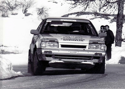Ingvar Carlsson - Per Carlsson
55º Rallye Atomobile de Monte-Carlo 1987. Mazda 323 4WD (GJJ 021). Clasificado 4º.

Del 17 al 22 de Enero, Monte-Carlo.
Superficie: asfalto - nieve.

El Rally tenia un total de 3162.00 km de los que 593.45 km divididos en 26 tramos eran especiales, (1 de ellos fue cancelado SS3 Les Egats - St. Luce de 13.50 Km).

Se inscribieron 163 equipos, tomaron la salida 160, finalizaron 93.@

Palabras clave: ;Mazda;4WD;Montecarlo;1987
