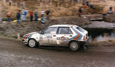Markku Alén - Ilkka Kivimaki
36º Lombard RAC Rally 1987. Lancia Delta HF 4WD (TO 74227G). Clasificado 5º.

Del 22 al 25 de Noviembre, Chester, Inglaterra.
Superficie: tierra.

El Rally tenia un total de 2623.92 Km de los que 513.29 Km divididos en 48 tramos eran especiales, (uno de ellos fue cancelado SS22 Hafren Forest 3 de 19.42 Km).

Se inscribieron 176 equipos, tomaron la salida 165, finalizaron 83.@
Palabras clave: Markku_Alen;Lancia;Delta;Gran_Bretaña;1987;RAC_Rally;Lombard;Inglaterra