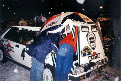 Asistencia del Equipo Martini Lancia en el 37º Internacional Suecia Rally 1987
En el Lancia Delta HF 4WD (TO 66486F) de Markku Alén - Ilkka Kivimaki, Clasificado 5º.

Del 13 al 14 de Febrero, Karlstad, Suecia.
Superficie: nieve - hielo.

El Rally tenia un total de 1176.05 Km de los que 408.15 km divididos en 27 tramos eran especiales (uno de ellos fue cancelado SS21 Vassjön de 5.70 km)

Se inscribieron 147 equipos, tomaron la salida 147, finalizaron 82.@
Palabras clave: Markku_Alen;Lancia;Delta;4WD;Suecia;1987;Asistencias