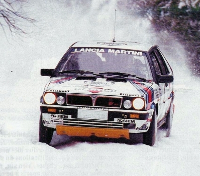Markku Alén - Ilkka Kivimaki
37º Internacional Suecia Rally 1987. Lancia Delta HF 4WD (TO 66486F). Clasificado 5º.

Del 13 al 14 de Febrero, Karlstad, Suecia.
Superficie: nieve - hielo.

El Rally tenia un total de 1176.05 Km de los que 408.15 km divididos en 27 tramos eran especiales (uno de ellos fue cancelado SS21 Vassjön de 5.70 km)

Se inscribieron 147 equipos, tomaron la salida 147, finalizaron 82.@
Palabras clave: Markku_Alen;Lancia;Delta;4WD;Suecia;1987;Nieve