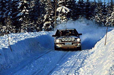 Markku Alén - Ilkka Kivimaki
37º Internacional Suecia Rally 1987. Lancia Delta HF 4WD (TO 66486F). Clasificado 5º.

Del 13 al 14 de Febrero, Karlstad, Suecia.
Superficie: nieve - hielo.

El Rally tenia un total de 1176.05 Km de los que 408.15 km divididos en 27 tramos eran especiales (uno de ellos fue cancelado SS21 Vassjön de 5.70 km)

Se inscribieron 147 equipos, tomaron la salida 147, finalizaron 82.@
Palabras clave: Markku_Alen;Lancia;Delta;4WD;Suecia;1987;Nieve