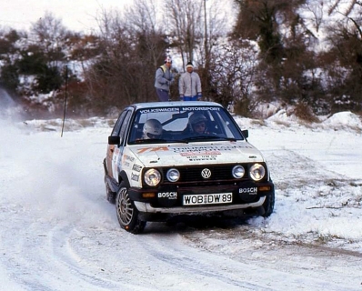 Kenneth Eriksson - Peter Diekmann
55º Rallye Automobile de Monte-Carlo 1987. Volkswagen Golf GTI 16V (WOB-DW 89). Clasificado 5º.

Del 17 al 22 de Enero, Monte-Carlo.
Superficie: asfalto - nieve.

El Rally tenia un total de 3162.00 km de los que 593.45 km divididos en 26 tramos eran especiales (1 de ellos fue cancelado SS3 Les Egats - St. Luce de 13.50 Km).

Se inscribieron 163 equipos, tomaron la salida 160, finalizaron 93.@
Palabras clave: ;Volkswagen;Golf;Montecarlo;1987;Nieve