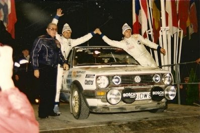 Kenneth Eriksson - Peter Diekmann
55º Rallye Automobile de Monte-Carlo 1987. Volkswagen Golf GTI 16V (WOB-DW 89). Clasificado 5º.

Del 17 al 22 de Enero, Monte-Carlo.
Superficie: asfalto - nieve.

El Rally tenia un total de 3162.00 km de los que 593.45 km divididos en 26 tramos eran especiales (1 de ellos fue cancelado SS3 Les Egats - St. Luce de 13.50 Km).

Se inscribieron 163 equipos, tomaron la salida 160, finalizaron 93.@
Palabras clave: Kenneth_Eriksson;Volkswagen;Golf;Montecarlo;1987;Personajes