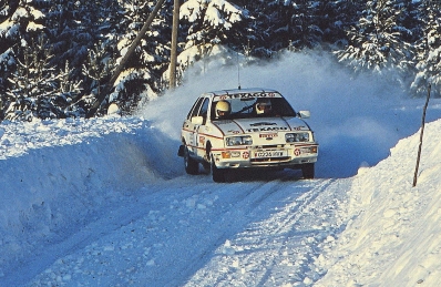Stig Blomqvist - Bruno Berglund
37º Internacional Suecia Rally 1987. Ford Sierra XR 4x4 (C226 HVW). Clasificado 6º.

Del 13 al 14 de Febrero, Karlstad, Suecia.
Superficie: nieve - hielo.

El Rally tenia un total de 1176.05 Km de los que 408.15 km divididos en 27 tramos eran especiales (uno de ellos fue cancelado SS21 Vassjön de 5.70 km)

Se inscribieron 147 equipos, tomaron la salida 147, finalizaron 82.@
Palabras clave: Stig_Blomqvist;Ford;Sierra;Suecia;1987;Nieve