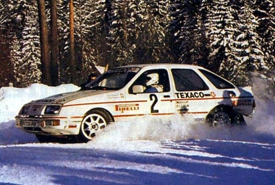 Stig Blomqvist - Bruno Berglund
37º Internacional Suecia Rally 1987. Ford Sierra XR 4x4 (C226 HVW). Clasificado 6º.

Del 13 al 14 de Febrero, Karlstad, Suecia.
Superficie: nieve - hielo.

El Rally tenia un total de 1176.05 Km de los que 408.15 km divididos en 27 tramos eran especiales (uno de ellos fue cancelado SS21 Vassjön de 5.70 km)

Se inscribieron 147 equipos, tomaron la salida 147, finalizaron 82.@
Palabras clave: Stig_Blomqvist;Ford;Sierra;Suecia;1987;Nieve