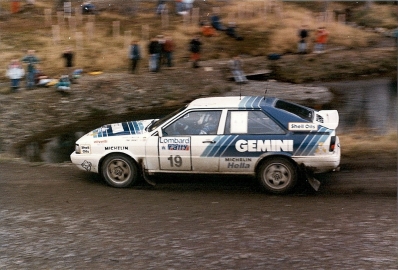 David Llewellin - Phil Short
36º Lombard RAC Rally 1987. Audi Coupe Quattro (MAN 44A Clasificado 6º.

Del 22 al 25 de Noviembre, Chester, Inglaterra.
Superficie: tierra.

El Rally tenia un total de 2623.92 Km de los que 513.29 Km divididos en 48 tramos eran especiales, (uno de ellos fue cancelado SS22 Hafren Forest 3 de 19.42 Km).

Se inscribieron 176 equipos, tomaron la salida 165, finalizaron 83.@
Palabras clave: ;Audi;Coupe;Gran_Bretaña;1987;RAC_Rally;Lombard