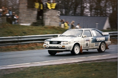 David Llewellin - Phil Short
36º Lombard RAC Rally 1987. Audi Coupe Quattro (MAN 44A Clasificado 6º.

Del 22 al 25 de Noviembre, Chester, Inglaterra.
Superficie: tierra.

El Rally tenia un total de 2623.92 Km de los que 513.29 Km divididos en 48 tramos eran especiales, (uno de ellos fue cancelado SS22 Hafren Forest 3 de 19.42 Km).

Se inscribieron 176 equipos, tomaron la salida 165, finalizaron 83.@
Palabras clave: ;Audi;Coupe;Gran_Bretaña;1987;RAC_Rally;Lombard