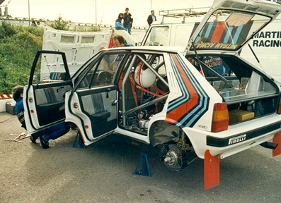 Asistencia del Equipo Martini Lancia en el 21º Rallye de Portugal Vinho do Porto 1987
En el Lancia Delta HF 4WD, (TO 88187F) de Miki Biasion - Tiziano Siviero. Clasificado 8º.

Del 11 al 14 de Marzo, Estoril, Cascais, Lisboa, Portugal.
Superficie: asfalto - tierra.

El Rally tenia un total de 2,088.23 Km de los que 603.50 Km divididos en 37 tramos, eran especiales.

Tomaron la salida 94 equipos, finalizaron 36.@
Palabras clave: Miki_Biasion;Lancia;Delta;4WD;Portugal;1987;Asistencias