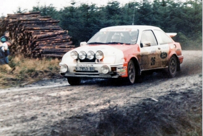 Carlos Sainz Cenamor - Antonio Boto
36º Lombard RAC Rally 1987. Ford Sierra RS Cosworth (V-7853-BX). Clasificado 8º.

Del 22 al 25 de Noviembre, Chester, Inglaterra.
Superficie: tierra.

El Rally tenia un total de 2623.92 Km de los que 513.29 Km divididos en 48 tramos eran especiales, (uno de ellos fue cancelado SS22 Hafren Forest 3 de 19.42 Km).

Se inscribieron 176 equipos, tomaron la salida 165, finalizaron 83.@
Palabras clave: ;Ford;Sierra;Cosworth;Gran_Bretaña;1987;RAC_Rally;Lombard;Inglaterra