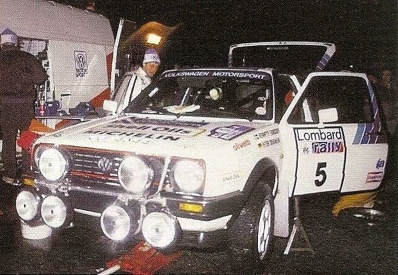 Asistencia del Equipo VW Motorsport UK en el 36º Lombard RAC Rally 1987
En el Volkswagen Golf GTi (JJI 4344) de Kenneth Eriksson - Peter Diekmann, Clasificado 9º.

Del 22 al 25 de Noviembre, Chester, Inglaterra.
Superficie: tierra.

El Rally tenia un total de 2623.92 Km de los que 513.29 Km divididos en 48 tramos eran especiales, (uno de ellos fue cancelado SS22 Hafren Forest 3 de 19.42 Km).

Se inscribieron 176 equipos, tomaron la salida 165, finalizaron 83.@
Palabras clave: ;Volkswagen;Golf;GTi;Gran_Bretaña;1987;RAC_Rally;Lombard;Asistencias