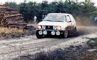 Kenneth Eriksson - Peter Diekmann
36º Lombard RAC Rally 1987. Volkswagen Golf GTi (JJI 4344). Clasificado 9º.

Del 22 al 25 de Noviembre, Chester, Inglaterra.
Superficie: tierra.

El Rally tenia un total de 2623.92 Km de los que 513.29 Km divididos en 48 tramos eran especiales, (uno de ellos fue cancelado SS22 Hafren Forest 3 de 19.42 Km).

Se inscribieron 176 equipos, tomaron la salida 165, finalizaron 83.@
Palabras clave: ;Volkswagen;Golf;GTi;Gran_Bretaña;1987;RAC_Rally;Lombard