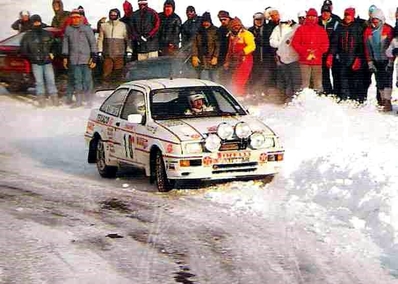 Karl-Erik (Kalle) Grundel - Terry Harryman
55º Rallye Automobile de Monte-Carlo 1987. Ford Sierra RS Cosworth (D373 TAR). Abandonó por la transmisión quedando clasificado 84º.

Del 17 al 22 de Enero, Monte-Carlo.
Superficie: asfalto - nieve.

El Rally tenia un total de 3162.00 km de los que 593.45 km divididos en 26 tramos eran especiales, (1 de ellos fue cancelado SS3 Les Egats - St. Luce de 13.50 Km).

Se inscribieron 163 equipos, tomaron la salida 160, finalizaron 93.@
Palabras clave: Kalle_Grundel;Ford;Sierra;Cosworth;Montecarlo;1987;nieve