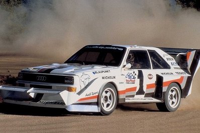 AUDI SPORT QUATTRO S1 E2 EN PIKES PEAK 1987
Pilotado por Walter Röhrl.
Walter Röhrl, con el Audi Sport Quattro S1 E2 "Pikes Peak", hizo un tiempo de 10' 47" 85'" consiguiendo con ello la 1ª posición ese año y de paso el récord tanto de la subida, como para coches de motor delantero.
Decir que Walter se bajó del coche cabreado consigo mismo, ya que, según él, había cometido tres pequeños fallos de conducción.

Walter fue el primer piloto en rebasar la mí­tica barrera de los 11', conduciendo en algunos tramos a una media de 196 km/h.
Record aún vigente actualmente para motores delanteros y dejando al primer Peugeot 205 de Ari Vatanen a 15".
Sencillamente... ESPECTACULAR !!!

(En esa época no habia ningún tramo de asfalto durante la subida, toda la subida era en piso de grava).
@
Palabras clave: Audi;Sport;Quattro;Pikes_Peak;1987