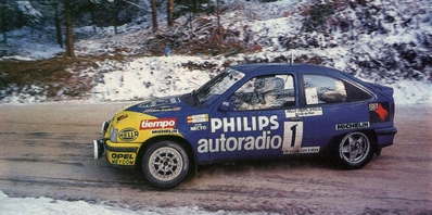 Beny Fernandez - José Luis Sala
35º Rally Costa Brava 1987. Opel Kadett GSi (GG-JV 455). Abandonó en el tramo de Grions.

"Beny" se salía de la carretera tras pasarse de frenada en una curva cuando iba 3º a 55" de Servià y cuando Sainz aún estaba liderando el Rally.

"Beny" atacó en la siguiente especial, Grions... pero quizás con exceso de corazón porque se salió de la carretera, quedando apoyado en un terraplén en equilibrio inestable, para irse deslizando cuesta abajo.

Del 19 al 21 de Febrero.

de la "Peña 10 X hora" no aprobaron "la fusión" de su "Costa Brava" con el "Catalunya", éste último, el "Rally Catalunya", pasó a llamarse "Rally Catalunya-Costa Brava", denominándose así a partir de 1988, solo cambiando "Costa Brava" por "Costa Daurada" hasta el día de hoy

El Rally tenía un total de 1.139,5 Km con 27 tramos especiales.

Tomaron la salida 106 equipos, finalizando 51.
@
Palabras clave: Opel;Kadett;GSI;Costa_Brava;1987