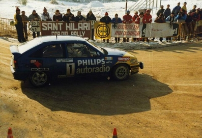 Beny Fernandez - José Luis Sala
35º Rally Costa Brava 1987. Opel Kadett GSi (GG-JV 455). Abandonó en el tramo de Grions.

"Beny" se salía de la carretera tras pasarse de frenada en una curva cuando iba 3º a 55" de Servià y cuando Sainz aún estaba liderando el Rally.

"Beny" atacó en la siguiente especial, Grions... pero quizás con exceso de corazón porque se salió de la carretera, quedando apoyado en un terraplén en equilibrio inestable, para irse deslizando cuesta abajo.

Del 19 al 21 de Febrero.

de la "Peña 10 X hora" no aprobaron "la fusión" de su "Costa Brava" con el "Catalunya", éste último, el "Rally Catalunya", pasó a llamarse "Rally Catalunya-Costa Brava", denominándose así a partir de 1988, solo cambiando "Costa Brava" por "Costa Daurada" hasta el día de hoy

El Rally tenía un total de 1.139,5 Km con 27 tramos especiales.

Tomaron la salida 106 equipos, finalizando 51.
@
Palabras clave: Opel;Kadett;GSI;Costa_Brava;1987