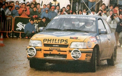 Beny Fernandez - José Luis Sala
35º Rally Costa Brava 1987. Opel Kadett GSi (GG-JV 455). Abandonó en el tramo de Grions.

"Beny" se salía de la carretera tras pasarse de frenada en una curva cuando iba 3º a 55" de Servià y cuando Sainz aún estaba liderando el Rally.

"Beny" atacó en la siguiente especial, Grions... pero quizás con exceso de corazón porque se salió de la carretera, quedando apoyado en un terraplén en equilibrio inestable, para irse deslizando cuesta abajo.

Del 19 al 21 de Febrero.

de la "Peña 10 X hora" no aprobaron "la fusión" de su "Costa Brava" con el "Catalunya", éste último, el "Rally Catalunya", pasó a llamarse "Rally Catalunya-Costa Brava", denominándose así a partir de 1988, solo cambiando "Costa Brava" por "Costa Daurada" hasta el día de hoy

El Rally tenía un total de 1.139,5 Km con 27 tramos especiales.

Tomaron la salida 106 equipos, finalizando 51.
@
Palabras clave: Opel;Kadett;GSI;Costa_Brava;1987