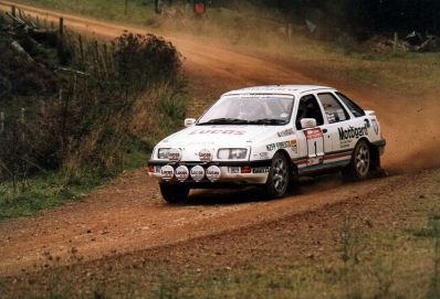 Stig Blomqvist - Bjorn Cederberg
17º AWA Clarion Rally de Nueva Zelanda 1987. Ford Sierra XR 4x4 (D343 CYK). Abandonó por accidente en SS10 Mahoe Road de 24,85 Km.
Motogard Rallysport Team

Del 11 al 14 de Julio, Auckland .
Superficie: tierra.

El Rally tenia un total de 2038.60 de los que 590.34 Km divididos en 36 tramos eran especiales.

Se inscribieron 58 equipos, tomaron la salida 51, finalizaron 16.@
Palabras clave: Stig_Blomqvist;Ford;Sierra;XR4x4;Nueva_Zelanda;1987