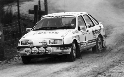 Stig Blomqvist - Bjorn Cederberg
17º AWA Clarion Rally de Nueva Zelanda 1987. Ford Sierra XR 4x4 (D343 CYK). Abandonó por accidente en SS10 Mahoe Road de 24,85 Km.
Motogard Rallysport Team

Del 11 al 14 de Julio, Auckland .
Superficie: tierra.

El Rally tenia un total de 2038.60 de los que 590.34 Km divididos en 36 tramos eran especiales.

Se inscribieron 58 equipos, tomaron la salida 51, finalizaron 16.@
Palabras clave: Stig_Blomqvist;Ford;Sierra;XR4x4;Nueva_Zelanda;1987