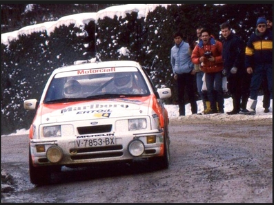 Carlos Sainz Cenamor - Antonio Boto
35º Rally Costa Brava 1987. Ford Sierra RS Cosworth (V-7853-BX). Abandonó por la rotura de la transmisión.

Polémica en torno a Sainz
Corrió cómo un reguero de pólvora la voz de que Sainz había sufrido un incidente con dos coches que venían de cara en pleno tramo, un vehículo de la Guardia Civil y otro de la organización, colisionando con uno de ellos.

Carmelo Ezpeleta, director del equipo Race-Marlboro, pedía la anulación del tramo y aseguraba que todo estaba muy claro, filmado desde el helicóptero que permanentemente seguía a Carlos Sainz para obtener tomas televisivas. Pasados los primeros instantes, la versión fue suavizándose, y aunque la organización, en este caso Juan Pons director de carrera, afirmaba que ambos coches estaban parados, Carmelo Ezpeleta aseguró que le habían admitido que bajaban en sentido contrario. lnsinuando una posible reclamación para anular el tramo justo en el momento en el que se supo que Carlos abandonaba definitvamente.

Carlos Sainz realizó una rueda de prensa, alabando la organización y lamentando este punto negro, más que nada porque representaba un grave peligro innecesario, asegurando que rompió la transmisión quizá por el golpe que había dado en la cuneta.

Curiosamente cuando llegó el helicóptero y descendió el cámara de vídeo, se le preguntó sobre el incidente sobre la filmación.
¿Qué incidente? Yo no he visto nada y no he podido filmar nada de esto porque no lo hemos visto. Es más, en el helicóptero nadie ha comentado nada sobre el tema, afirmó “Cherna” González, de Telesport, un cámara que seguía todos los rallyes del Mundial y los mejores de España.

Del 19 al 21 de Febrero.
Al año siguiente la prueba se fusionó con el Rally Catalunya pasando a llamarse Rally Catalunya-Costa Brava, por lo que la edición de 1988 se celebró bajo este nombre.

El Rally tenia un total de 1.139,5 Km con 27 tramos especiales.

Tomaron la salida 106 equipos, finalizaron 51.
@
Palabras clave: ;Ford;Sierra;Cosworth;Costa_Brava;1987
