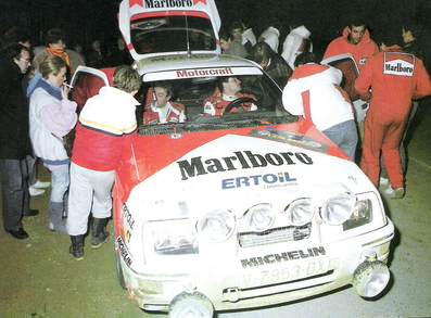 Asistencia en el 35º Rally Costa Brava 1987
En el Ford Sierra RS Cosworth (V-7853-BX) de Carlos Sainz - Antonio Boto, abandonó por la rotura de la transmisión.

Polémica en torno a Sainz
Corrió cómo un reguero de pólvora la voz de que Sainz había sufrido un incidente con dos coches que venían de cara en pleno tramo, un vehículo de la Guardia Civil y otro de la organización, colisionando con uno de ellos.

Carmelo Ezpeleta, director del equipo Race-Marlboro, pedía la anulación del tramo y aseguraba que todo estaba muy claro, filmado desde el helicóptero que permanentemente seguía a Carlos Sainz para obtener tomas televisivas. Pasados los primeros instantes, la versión fue suavizándose, y aunque la organización, en este caso Juan Pons director de carrera, afirmaba que ambos coches estaban parados, Carmelo Ezpeleta aseguró que le habían admitido que bajaban en sentido contrario. lnsinuando una posible reclamación para anular el tramo justo en el momento en el que se supo que Carlos abandonaba definitvamente.

Carlos Sainz realizó una rueda de prensa, alabando la organización y lamentando este punto negro, más que nada porque representaba un grave peligro innecesario, asegurando que rompió la transmisión quizá por el golpe que había dado en la cuneta.

Curiosamente cuando llegó el helicóptero y descendió el cámara de vídeo, se le preguntó sobre el incidente sobre la filmación.
¿Qué incidente? Yo no he visto nada y no he podido filmar nada de esto porque no lo hemos visto. Es más, en el helicóptero nadie ha comentado nada sobre el tema, afirmó “Cherna” González, de Telesport, un cámara que seguía todos los rallyes del Mundial y los mejores de España.

Del 19 al 21 de Febrero.
Al año siguiente la prueba se fusionó con el Rally Catalunya pasando a llamarse Rally Catalunya-Costa Brava, por lo que la edición de 1988 se celebró bajo este nombre.

El Rally tenia un total de 1.139,5 Km con 27 tramos especiales.

Tomaron la salida 106 equipos, finalizaron 51.
@

Palabras clave: ;Ford;Sierra;Cosworth;Costa_Brava;1987;Asistencias