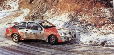 Carlos Sainz Cenamor - Antonio Boto
35º Rally Costa Brava 1987. Ford Sierra RS Cosworth (V-7853-BX). Abandonó por la rotura de la transmisión.

Polémica en torno a Sainz
Corrió cómo un reguero de pólvora la voz de que Sainz había sufrido un incidente con dos coches que venían de cara en pleno tramo, un vehículo de la Guardia Civil y otro de la organización, colisionando con uno de ellos.

Carmelo Ezpeleta, director del equipo Race-Marlboro, pedía la anulación del tramo y aseguraba que todo estaba muy claro, filmado desde el helicóptero que permanentemente seguía a Carlos Sainz para obtener tomas televisivas. Pasados los primeros instantes, la versión fue suavizándose, y aunque la organización, en este caso Juan Pons director de carrera, afirmaba que ambos coches estaban parados, Carmelo Ezpeleta aseguró que le habían admitido que bajaban en sentido contrario. lnsinuando una posible reclamación para anular el tramo justo en el momento en el que se supo que Carlos abandonaba definitvamente.

Carlos Sainz realizó una rueda de prensa, alabando la organización y lamentando este punto negro, más que nada porque representaba un grave peligro innecesario, asegurando que rompió la transmisión quizá por el golpe que había dado en la cuneta.

Curiosamente cuando llegó el helicóptero y descendió el cámara de vídeo, se le preguntó sobre el incidente sobre la filmación.
¿Qué incidente? Yo no he visto nada y no he podido filmar nada de esto porque no lo hemos visto. Es más, en el helicóptero nadie ha comentado nada sobre el tema, afirmó “Cherna” González, de Telesport, un cámara que seguía todos los rallyes del Mundial y los mejores de España.

Del 19 al 21 de Febrero.
Al año siguiente la prueba se fusionó con el Rally Catalunya pasando a llamarse Rally Catalunya-Costa Brava, por lo que la edición de 1988 se celebró bajo este nombre.

El Rally tenia un total de 1.139,5 Km con 27 tramos especiales.

Tomaron la salida 106 equipos, finalizaron 51.
@
Palabras clave: ;Ford;Sierra;Cosworth;Costa_Brava;1987