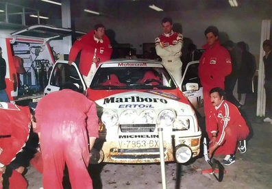Asistencia en el 35º Rally Costa Brava 1987
En el Ford Sierra RS Cosworth (V-7853-BX) de Carlos Sainz - Antonio Boto, abandonó por la rotura de la transmisión.

Polémica en torno a Sainz
Corrió cómo un reguero de pólvora la voz de que Sainz había sufrido un incidente con dos coches que venían de cara en pleno tramo, un vehículo de la Guardia Civil y otro de la organización, colisionando con uno de ellos.

Carmelo Ezpeleta, director del equipo Race-Marlboro, pedía la anulación del tramo y aseguraba que todo estaba muy claro, filmado desde el helicóptero que permanentemente seguía a Carlos Sainz para obtener tomas televisivas. Pasados los primeros instantes, la versión fue suavizándose, y aunque la organización, en este caso Juan Pons director de carrera, afirmaba que ambos coches estaban parados, Carmelo Ezpeleta aseguró que le habían admitido que bajaban en sentido contrario. lnsinuando una posible reclamación para anular el tramo justo en el momento en el que se supo que Carlos abandonaba definitvamente.

Carlos Sainz realizó una rueda de prensa, alabando la organización y lamentando este punto negro, más que nada porque representaba un grave peligro innecesario, asegurando que rompió la transmisión quizá por el golpe que había dado en la cuneta.

Curiosamente cuando llegó el helicóptero y descendió el cámara de vídeo, se le preguntó sobre el incidente sobre la filmación.
¿Qué incidente? Yo no he visto nada y no he podido filmar nada de esto porque no lo hemos visto. Es más, en el helicóptero nadie ha comentado nada sobre el tema, afirmó “Cherna” González, de Telesport, un cámara que seguía todos los rallyes del Mundial y los mejores de España.

Del 19 al 21 de Febrero.
Al año siguiente la prueba se fusionó con el Rally Catalunya pasando a llamarse Rally Catalunya-Costa Brava, por lo que la edición de 1988 se celebró bajo este nombre.

El Rally tenia un total de 1.139,5 Km con 27 tramos especiales.

Tomaron la salida 106 equipos, finalizaron 51.
@
Palabras clave: ;Ford;Sierra;Cosworth;Costa_Brava;1987;Asistencias