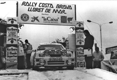 Carlos Sainz Cenamor - Antonio Boto
35º Rally Costa Brava 1987. Ford Sierra RS Cosworth (V-7853-BX). Abandonó por la rotura de la transmisión.

Polémica en torno a Sainz
Corrió cómo un reguero de pólvora la voz de que Sainz había sufrido un incidente con dos coches que venían de cara en pleno tramo, un vehículo de la Guardia Civil y otro de la organización, colisionando con uno de ellos.

Carmelo Ezpeleta, director del equipo Race-Marlboro, pedía la anulación del tramo y aseguraba que todo estaba muy claro, filmado desde el helicóptero que permanentemente seguía a Carlos Sainz para obtener tomas televisivas. Pasados los primeros instantes, la versión fue suavizándose, y aunque la organización, en este caso Juan Pons director de carrera, afirmaba que ambos coches estaban parados, Carmelo Ezpeleta aseguró que le habían admitido que bajaban en sentido contrario. lnsinuando una posible reclamación para anular el tramo justo en el momento en el que se supo que Carlos abandonaba definitvamente.

Carlos Sainz realizó una rueda de prensa, alabando la organización y lamentando este punto negro, más que nada porque representaba un grave peligro innecesario, asegurando que rompió la transmisión quizá por el golpe que había dado en la cuneta.

Curiosamente cuando llegó el helicóptero y descendió el cámara de vídeo, se le preguntó sobre el incidente sobre la filmación.
¿Qué incidente? Yo no he visto nada y no he podido filmar nada de esto porque no lo hemos visto. Es más, en el helicóptero nadie ha comentado nada sobre el tema, afirmó “Cherna” González, de Telesport, un cámara que seguía todos los rallyes del Mundial y los mejores de España.

Del 19 al 21 de Febrero.
Al año siguiente la prueba se fusionó con el Rally Catalunya pasando a llamarse Rally Catalunya-Costa Brava, por lo que la edición de 1988 se celebró bajo este nombre.

El Rally tenia un total de 1.139,5 Km con 27 tramos especiales.

Tomaron la salida 106 equipos, finalizaron 51.
@
Palabras clave: ;Ford;Sierra;Cosworth;Costa_Brava;1987