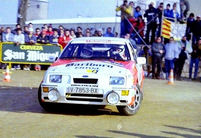 Carlos Sainz Cenamor - Antonio Boto
35º Rally Costa Brava 1987. Ford Sierra RS Cosworth (V-7853-BX). Abandonó por la rotura de la transmisión.

Polémica en torno a Sainz
Corrió cómo un reguero de pólvora la voz de que Sainz había sufrido un incidente con dos coches que venían de cara en pleno tramo, un vehículo de la Guardia Civil y otro de la organización, colisionando con uno de ellos.

Carmelo Ezpeleta, director del equipo Race-Marlboro, pedía la anulación del tramo y aseguraba que todo estaba muy claro, filmado desde el helicóptero que permanentemente seguía a Carlos Sainz para obtener tomas televisivas. Pasados los primeros instantes, la versión fue suavizándose, y aunque la organización, en este caso Juan Pons director de carrera, afirmaba que ambos coches estaban parados, Carmelo Ezpeleta aseguró que le habían admitido que bajaban en sentido contrario. lnsinuando una posible reclamación para anular el tramo justo en el momento en el que se supo que Carlos abandonaba definitvamente.

Carlos Sainz realizó una rueda de prensa, alabando la organización y lamentando este punto negro, más que nada porque representaba un grave peligro innecesario, asegurando que rompió la transmisión quizá por el golpe que había dado en la cuneta.

Curiosamente cuando llegó el helicóptero y descendió el cámara de vídeo, se le preguntó sobre el incidente sobre la filmación.
¿Qué incidente? Yo no he visto nada y no he podido filmar nada de esto porque no lo hemos visto. Es más, en el helicóptero nadie ha comentado nada sobre el tema, afirmó “Cherna” González, de Telesport, un cámara que seguía todos los rallyes del Mundial y los mejores de España.

Del 19 al 21 de Febrero.
Al año siguiente la prueba se fusionó con el Rally Catalunya pasando a llamarse Rally Catalunya-Costa Brava, por lo que la edición de 1988 se celebró bajo este nombre.

El Rally tenia un total de 1.139,5 Km con 27 tramos especiales.

Tomaron la salida 106 equipos, finalizaron 51.

PHOTO Joan Al en SS Cladells-2
@
Palabras clave: ;Ford;Sierra;Cosworth;Costa_Brava;1987