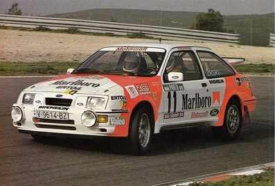 Carlos Sainz Cenamor - Antonio Boto
21º Rallye de Portugal Vinho do Porto 1987. Ford Sierra RS Cosworth (V-9614-BZ). Abandonó por el turbo en SS8 Freita de 24.20 Km

En su debut en una prueba del Mundial consiguieron 2 scratch, por delante de tracciones total como las de Markku Alén, Miki Biasion o Juha Kankkunen con los Lancia Delta HF 4WD.
SS1 Estoril de 13.10 Km (6' 27" a una media de 121.86 km/h) colocándose lideres de la prueba, y en SS6 Prestimo de 12.20 km (7' 57" a una media de 92.08 km/h).

Del 11 al 14 de Marzo, Estoril, Cascais, Lisboa, Portugal.
Superficie: asfalto - tierra.

El Rally tenia un total de 2,088.23 Km de los que 603.50 Km divididos en 37 tramos, eran especiales.

Tomaron la salida 94 equipos, finalizaron 36.
@
Palabras clave: ;Ford;Sierra;Cosworth;Portugal;1987