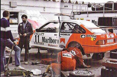 Asistencia del Equipo Marlboro Rally Team en el 21º Rallye de Portugal Vinho do Porto 1987
En el Ford Sierra RS Cosworth (V-9614-BZ) de Carlos Sainz - Antonio Boto.
Abandonó por el turbo en SS8 Freita de 24.20 Km

En su debut en una prueba del Mundial consiguieron 2 scratch, por delante de tracciones total como las de Markku Alén, Miki Biasion o Juha Kankkunen con los Lancia Delta HF 4WD.
SS1 Estoril de 13.10 Km (6' 27" a una media de 121.86 km/h) colocándose lideres de la prueba, y en SS6 Prestimo de 12.20 km (7' 57" a una media de 92.08 km/h).

Del 11 al 14 de Marzo, Estoril, Cascais, Lisboa, Portugal.
Superficie: asfalto - tierra.

El Rally tenia un total de 2,088.23 Km de los que 603.50 Km divididos en 37 tramos, eran especiales.

Tomaron la salida 94 equipos, finalizaron 36.
@
Palabras clave: ;Ford;Sierra;Cosworth;Portugal;1987;Asistencias