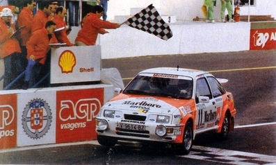 Carlos Sainz Cenamor - Antonio Boto
21º Rallye de Portugal Vinho do Porto 1987. Ford Sierra RS Cosworth (V-9614-BZ). Abandonó por el turbo en SS8 Freita de 24.20 Km

En su debut en una prueba del Mundial consiguieron 2 scratch, por delante de tracciones total como las de Markku Alén, Miki Biasion o Juha Kankkunen con los Lancia Delta HF 4WD.
SS1 Estoril de 13.10 Km (6' 27" a una media de 121.86 km/h) colocándose lideres de la prueba, y en SS6 Prestimo de 12.20 km (7' 57" a una media de 92.08 km/h).

Del 11 al 14 de Marzo, Estoril, Cascais, Lisboa, Portugal.
Superficie: asfalto - tierra.

El Rally tenia un total de 2,088.23 Km de los que 603.50 Km divididos en 37 tramos, eran especiales.

Tomaron la salida 94 equipos, finalizaron 36.
@
Palabras clave: ;Ford;Sierra;Cosworth;Portugal;1987
