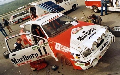 Asistencia del Equipo Marlboro Rally Team en el 21º Rallye de Portugal Vinho do Porto 1987
En el Ford Sierra RS Cosworth (V-9614-BZ) de Carlos Sainz - Antonio Boto.
Abandonó por el turbo en SS8 Freita de 24.20 Km

En su debut en una prueba del Mundial consiguieron 2 scratch, por delante de tracciones total como las de Markku Alén, Miki Biasion o Juha Kankkunen con los Lancia Delta HF 4WD.
SS1 Estoril de 13.10 Km (6' 27" a una media de 121.86 km/h) colocándose lideres de la prueba, y en SS6 Prestimo de 12.20 km (7' 57" a una media de 92.08 km/h).

Del 11 al 14 de Marzo, Estoril, Cascais, Lisboa, Portugal.
Superficie: asfalto - tierra.

El Rally tenia un total de 2,088.23 Km de los que 603.50 Km divididos en 37 tramos, eran especiales.

Tomaron la salida 94 equipos, finalizaron 36.
@
Palabras clave: ;Ford;Sierra;Cosworth;Portugal;1987;Asistencias