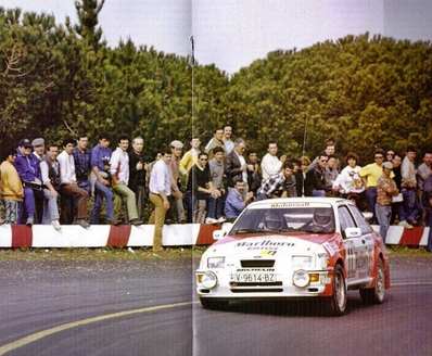 Carlos Sainz Cenamor - Antonio Boto
21º Rallye de Portugal Vinho do Porto 1987. Ford Sierra RS Cosworth (V-9614-BZ). Abandonó por el turbo en SS8 Freita de 24.20 Km

En su debut en una prueba del Mundial consiguieron 2 scratch, por delante de tracciones total como las de Markku Alén, Miki Biasion o Juha Kankkunen con los Lancia Delta HF 4WD.
SS1 Estoril de 13.10 Km (6' 27" a una media de 121.86 km/h) colocándose lideres de la prueba, y en SS6 Prestimo de 12.20 km (7' 57" a una media de 92.08 km/h).

Del 11 al 14 de Marzo, Estoril, Cascais, Lisboa, Portugal.
Superficie: asfalto - tierra.

El Rally tenia un total de 2,088.23 Km de los que 603.50 Km divididos en 37 tramos, eran especiales.

Tomaron la salida 94 equipos, finalizaron 36.
@
Palabras clave: ;Ford;Sierra;Cosworth;Portugal;1987