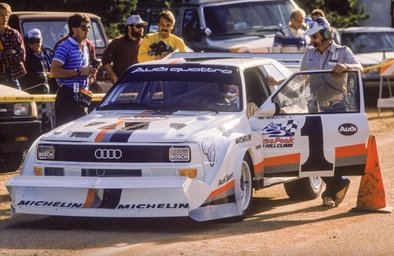 AUDI SPORT QUATTRO S1 E2 EN PIKES PEAK 1987
Pilotado por Walter Röhrl.
Walter Röhrl, con el Audi Sport Quattro S1 E2 "Pikes Peak", hizo un tiempo de 10' 47" 85'" consiguiendo con ello la 1ª posición ese año y de paso el récord tanto de la subida, como para coches de motor delantero.
Decir que Walter se bajó del coche cabreado consigo mismo, ya que, según él, había cometido tres pequeños fallos de conducción.

Walter fue el primer piloto en rebasar la mí­tica barrera de los 11', conduciendo en algunos tramos a una media de 196 km/h.
Record aún vigente actualmente para motores delanteros y dejando al primer Peugeot 205 de Ari Vatanen a 15".
Sencillamente... ESPECTACULAR !!!

(En esa época no habia ningún tramo de asfalto durante la subida, toda la subida era en piso de grava).
@
Palabras clave: Audi;Sport;Quattro;Pikes_Peak;1987