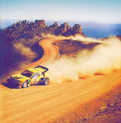 Subida Pikes Peak 1987
Peugeot 205 T16 con unos 550cv, apéndices aerodinámicos, un segundo alerón trasero sobre-elevado y un alerón delantero adelantado.

Pilotado por Ari Vatanen (Jean Todt como jefe de equipo).
@
Palabras clave: 1987;Peugeot;Turbo;Pikes_Peak;Grupo_B