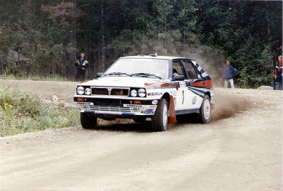 Markku Alén - Ilkka Kivimaki
38º 1000 Lakes Rally 1988. Lancia Delta Integrale (TO 89094H). Clasificado 1º.

Del 26 al 28 de Agosto, Jyväskylä, Finlandia.
Superficie: tierra.

El Rally tenia un total de 1445.95 km de los que 496.32 km divididos en 39 tramos, eran especiales.

Se inscribieron 200 equipos, tomaron la salida 195, finalizaron 84.@
Palabras clave: Markku_Alen;Lancia;Delta;Integrale;Finlandia;1988;