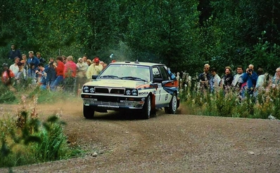 Markku Alén - Ilkka Kivimaki
38º 1000 Lakes Rally 1988. Lancia Delta Integrale (TO 89094H). Clasificado 1º.

Del 26 al 28 de Agosto, Jyväskylä, Finlandia.
Superficie: tierra.

El Rally tenia un total de 1445.95 km de los que 496.32 km divididos en 39 tramos, eran especiales.

Se inscribieron 200 equipos, tomaron la salida 195, finalizaron 84.@
Palabras clave: Markku_Alen;Lancia;Delta;Integrale;Finlandia;1988;