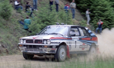 Massimo "Miki" Biasion - Tiziano Siviero
23º Olympus Rally 1988. Lancia Delta Integrale. Clasificado 1º.
El Rally tenia un total de 1,509.40 Km de los que 505.89 Km divididos en 38 tramos, eran especiales, (2 de ellas fueron canceladas, SS21 y SS28 California Road 1 y 2 de 22,01 Km).
Se inscribieron 29 equipos, tomaron la salida 29, finalizaron 21.@
Palabras clave: Miki_Biasion;Lancia;Delta;Integrale;Olympus;1988