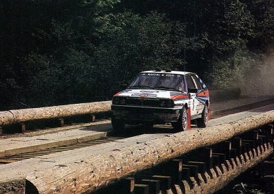 Massimo "Miki" Biasion - Tiziano Siviero
23º Olympus Rally 1988. Lancia Delta Integrale. Clasificado 1º.
El Rally tenia un total de 1,509.40 Km de los que 505.89 Km divididos en 38 tramos, eran especiales, (2 de ellas fueron canceladas, SS21 y SS28 California Road 1 y 2 de 22,01 Km).
Se inscribieron 29 equipos, tomaron la salida 29, finalizaron 21.@
Palabras clave: Miki_Biasion;Lancia;Delta;Integrale;Olympus;1988