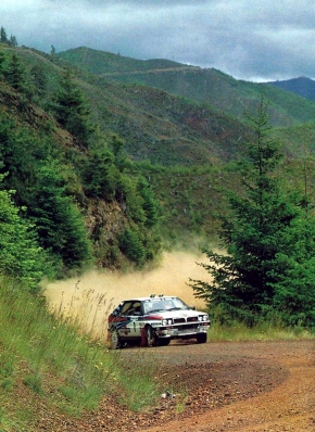 Massimo "Miki" Biasion - Tiziano Siviero
23º Olympus Rally 1988. Lancia Delta Integrale. Clasificado 1º.
El Rally tenia un total de 1,509.40 Km de los que 505.89 Km divididos en 38 tramos, eran especiales, (2 de ellas fueron canceladas, SS21 y SS28 California Road 1 y 2 de 22,01 Km).
Se inscribieron 29 equipos, tomaron la salida 29, finalizaron 21.@
Palabras clave: Miki_Biasion;Lancia;Delta;Integrale;Olympus;1988