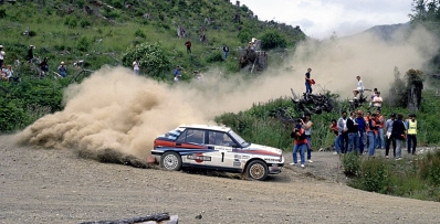 Massimo "Miki" Biasion - Tiziano Siviero
23º Olympus Rally 1988. Lancia Delta Integrale. Clasificado 1º.
El Rally tenia un total de 1,509.40 Km de los que 505.89 Km divididos en 38 tramos, eran especiales, (2 de ellas fueron canceladas, SS21 y SS28 California Road 1 y 2 de 22,01 Km).
Se inscribieron 29 equipos, tomaron la salida 29, finalizaron 21.@
Palabras clave: Miki_Biasion;Lancia;Delta;Integrale;Olympus;1988